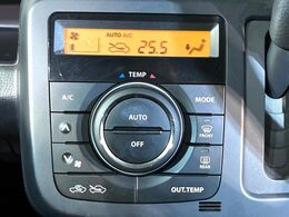 【オートエアコン】一度お好みの温度に設定すれば、車内の温度を検知し風量や温度を自動で調整。暑い…寒い…と何度もスイッチ操作をする必要はありません。快適な車内空間には必須の機能ですね♪