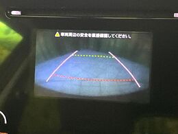 【バックカメラ】駐車時に後方がリアルタイム映像で確認できます。大型商業施設や立体駐車場での駐車時や、夜間のバック時に大活躍！運転スキルに関わらず、今や必須となった装備のひとつです！