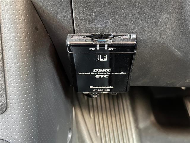 【ETC】有料道路を利用する際に料金所で停止することなく通過できる、ETC車載器（ノンストップ自動料金収受システム機器）が装備されています。セットアップを行うことで利用可能になります。