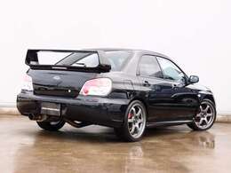 人気のインプレッサWRX　5MT車両の入庫！全国でも台数の少ないオブシディアンブラック外装色にプロドライブGC-06H18AW、フジツボマフラーなど多数の有名メーカー様高額パーツを装備した一台