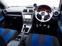 室内は綺麗にルームクリーニング済みとなります。たばこの嫌な臭いや芳香剤の臭いも御座いません。ご希望に応じてRECARO製などのスポーツシートに変更も可能です。お気軽にご相談下さいませ