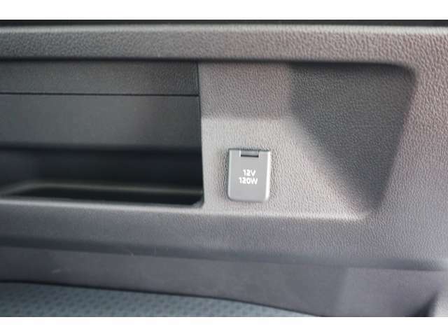 運転席側のトランクの中に、シガーソケットが接続できます。