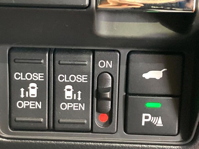 【両側パワースライドドア】スマートキーや運転席のスイッチで後席両側スライドドアの開閉が可能♪電動だから力を入れてドアを開ける必要が無く、小さなお子様でも簡単に開け閉めでき快適です♪