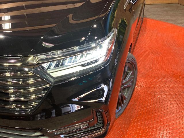 【LEDヘッドライト】悪天候や夜間走行時も良好な視界を確保し安心して運転できる高輝度LEDヘッドライトを装備！点灯速度が早く、消費電力も抑えられています。