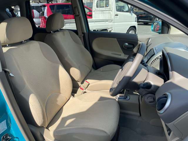 適度なホールド感と快適な座り心地の運転席シートまわり！