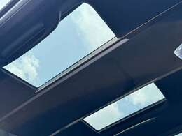 【ガラスルーフ】開放感たっぷりのガラスルーフが装着されています！車内に明かりを取り入れたり景色を楽しむのに、最適です！また、車内には遮光シェードが装備されておりますので、夏の暑い日でも快適に使えます！