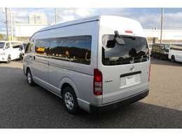 入庫した車両をベースに後席間隔加工張加工と床貼り加工を施工いたしました！施工したばかりですので内装キレイです！