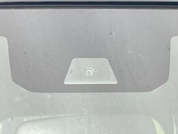 【ホンダセンシング】走行中に前方の車両等を認識し、衝突しそうな時は警報とブレーキで衝突回避と被害軽減をアシスト。より安全にドライブをお楽しみいただけます。