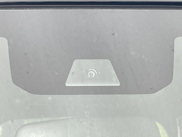 【ホンダセンシング】走行中に前方の車両等を認識し、衝突しそうな時は警報とブレーキで衝突回避と被害軽減をアシスト。より安全にドライブをお楽しみいただけます。
