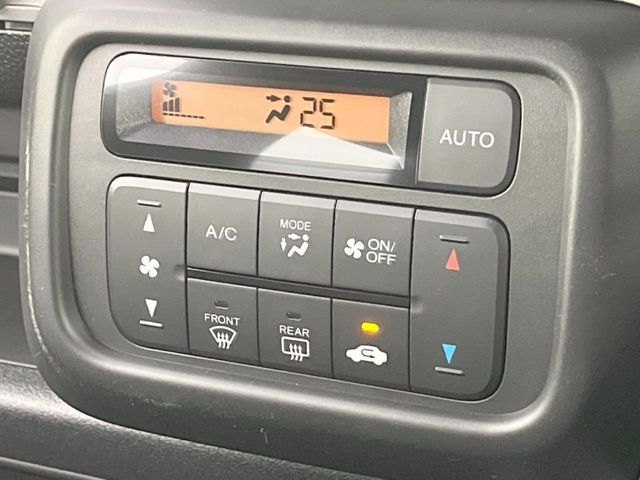 【オートエアコン】一度お好みの温度に設定すれば、車内の温度を検知し風量や温度を自動で調整。暑い…寒い…と何度もスイッチ操作をする必要はありません。快適な車内空間には必須の機能ですね♪