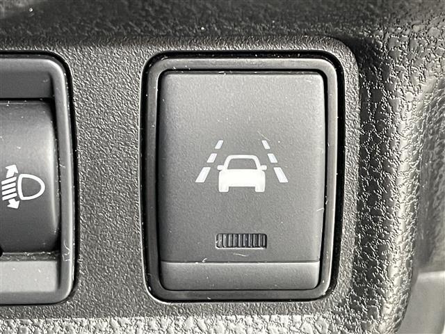 【　レーンアシスト　】走行中に居眠り・わき見等で不意に車線を横切った場合、警報やハンドルへの振動などで危険を教えてくれます♪
