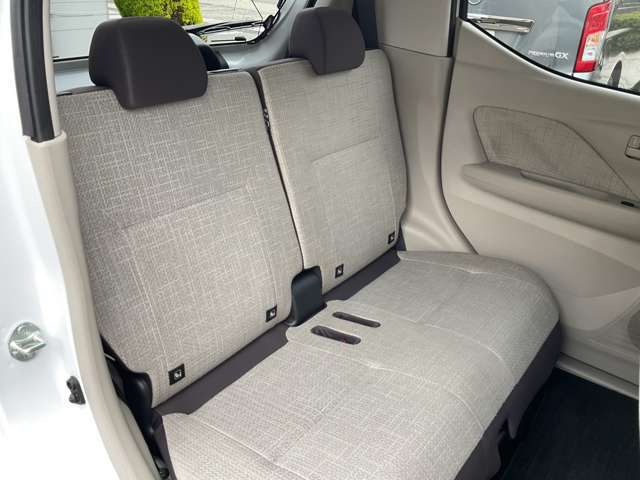 コンパクトでも車内広々。頭上空間も広く快適にお過ごしいただけます。後席足元空間も十分な広さを確保しております。座面も厚く快適です。