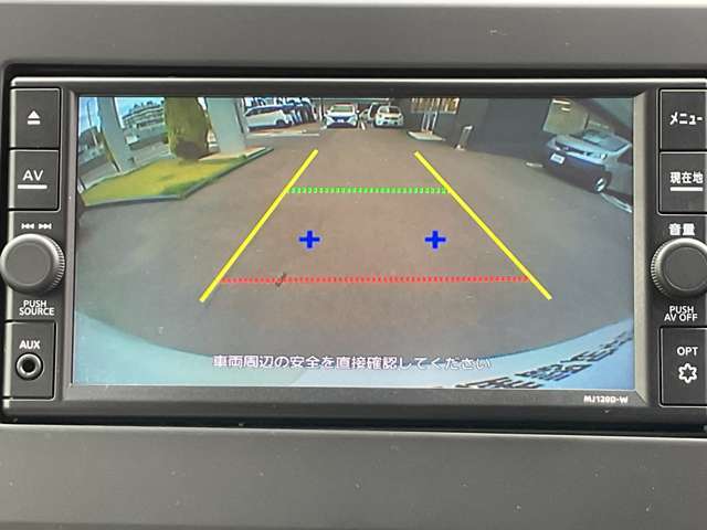 運転席でモニターに映し出される映像を確認しながら駐車や車庫入れをサポート。後退時の安全確認を助け、死角を減らします。