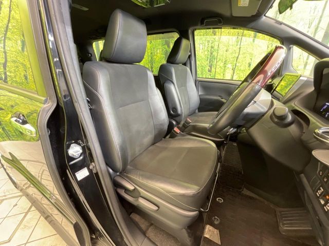 運転席シート廻りは使用感も少なく、良好な状態となっています。前オーナー様が丁寧に使っていたことがよくわかりますね。