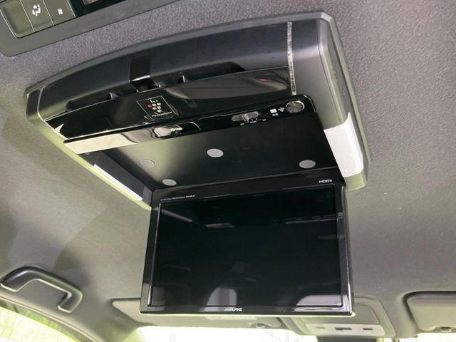 【フリップダウンモニター】家族や友人とお出かけする機会が多い方に大人気のフリップダウンモニター！大画面モニターで車内はエンタメ空間！退屈しがちな長距離ドライブも楽しい時間に変わります！
