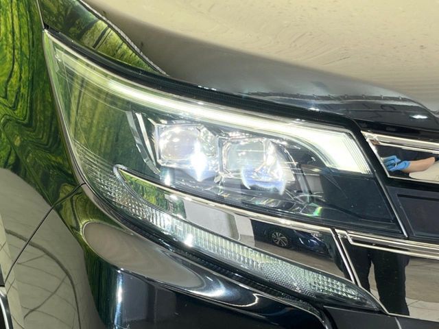 【LEDヘッドライト】悪天候や夜間走行時も良好な視界を確保し安心して運転できる高輝度LEDヘッドライトを装備！点灯速度が早く、消費電力も抑えられています。