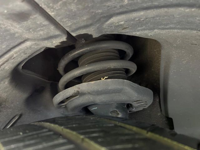 お車を安心してお乗りいただく為には、足回りの定期点検が欠かせません。サービスサポート（有償保証）では無料点検もご提供しており、安心のカーライフをお過ごしいただけるサポート体制が整っています。