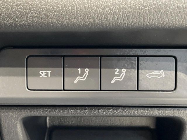 【メモリー機能付きパワーシート】ドライバーごとに設定したシート位置を記憶して、ボタン一つで切り替えできる便利な機能！運転する方が複数名いらっしゃるご家庭におすすめです♪
