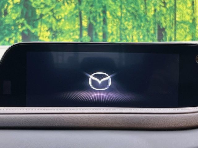 【8.8インチマツダコネクト】車内の雰囲気にマッチした大型のディスプレイ。スマホ接続でのナビ使用やBluetooth再生等、様々な機能が楽しめます。直感的なダイヤル操作が可能で、使い勝手も良好です。