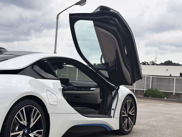 i8は環境性能、燃費性能、動力性能全てを兼ね備えた一台と言っても過言ではない一台です！是非この機会にご検討ください！