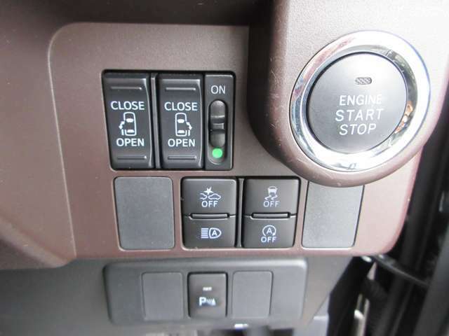 運転席から手の届きやすい位置にスイッチ類が付いており便利♪両側電動スライドドア。