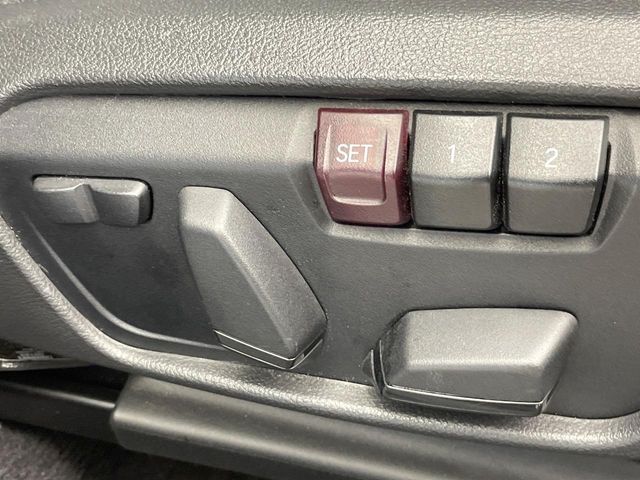 ●メモリー付きパワーシート：あなたに合わせたシートポジションが2つまで登録可能！フルパワーシートだから座席調整も楽々♪お好みのシートポジションで、ストレスないドライブをお楽しみください。