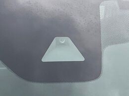 【エマージェンシーブレーキ】走行中に前方の車両等を認識し、衝突しそうな時は警報とブレーキで衝突回避と被害軽減をアシスト。より安全にドライブをお楽しみいただけます。