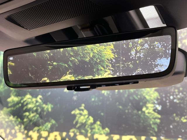 【スマートリヤビューミラー】後席の大きな荷物や同乗者で後方が確認しづらい時でも安心！カメラが撮影した車両後方の映像をルームミラー内に表示。クリアな視界で状況の確認が可能です！