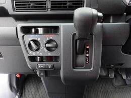 シンプルで操作しやすいマニュアルエアコン。