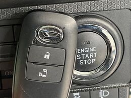 【キーフリーシステム】カバンやポケットに入れたままでもドアの施錠・解錠が可能なスマートキーを装備。エンジンのオン・オフ時もカギを取り出す必要が無いからとっても便利です♪