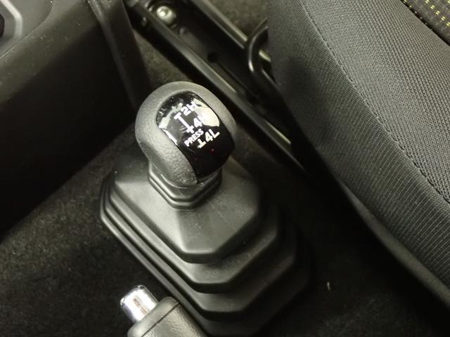 路面状況に応じて　2WD⇔4WDの切り替えが可能なパートタイム式4WD車です。　ダイレクトな操作感がある　トランスファーレバーを採用しています。
