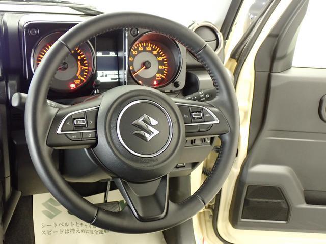 本革巻きのステアリングホイールが　車内に高級感をプラスします。手になじみ、運転しやすいです。