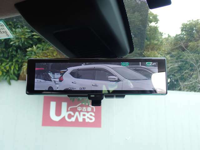 スマートルームミラーがリヤカメラで車両後方の映像ルームミラー表示しをクリアな後方視界を確保してくれます。