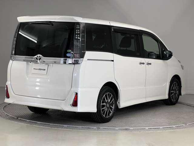当社からご成約の中古車は前面撥水ウインドゥ施工して納車致します。独自コーティング技術と専用撥水ワイパーで高い撥水効果を持続します。処理した後は雨粒が水玉となってはじけ飛び、良好な視界を確保できます。