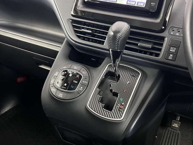 オートエアコンで快適な車内温度で過ごすことができます。
