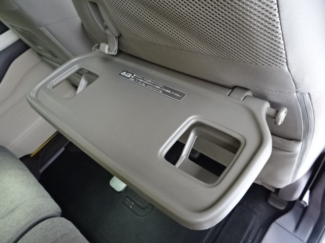 カップホルダー付きシートバックテーブルです。飲み物やちょっとした小物を置くのに大変便利で使い勝手が良いです。