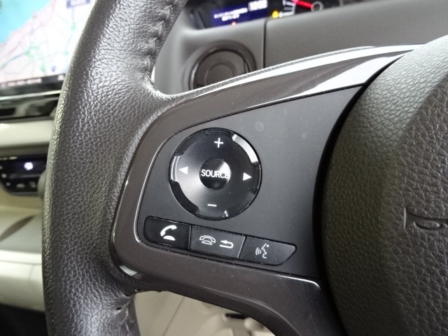 ハンドルにオーディオの操作スイッチが装備されています！視線を前方から外さずハンドルから手を離さずに操作できるのでとっても安全ですね♪