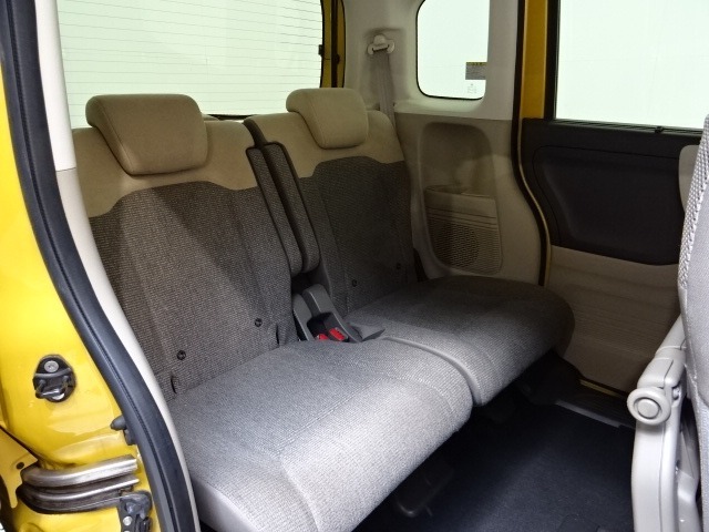 リアシートもゆったり快適に座っていただけますので、後部座席にお乗りの大切な方も楽しくドライブに参加していただけます。