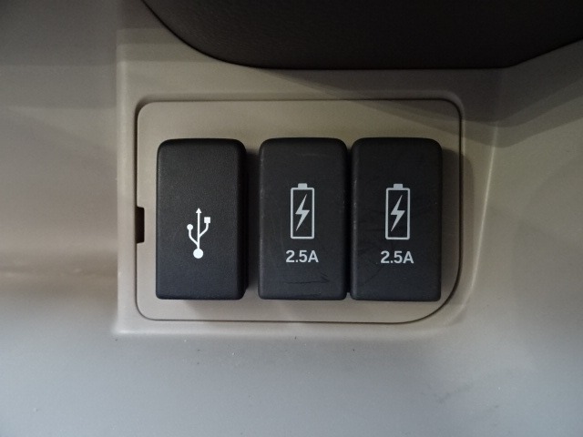 通常のUSB入力端子の他にスマホ充電に対応した2.5AのUSB端子を2箇所装備しています。