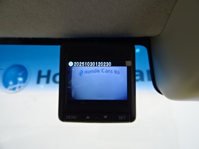 『ドライブレコーダー』動画を残すことで万が一の事態に遭遇した時の必須アイテムです！急ブレーキ・急ハンドルが起こった際、自動で記録が上書きされずに保存され、後でPC等で確認出来ます。