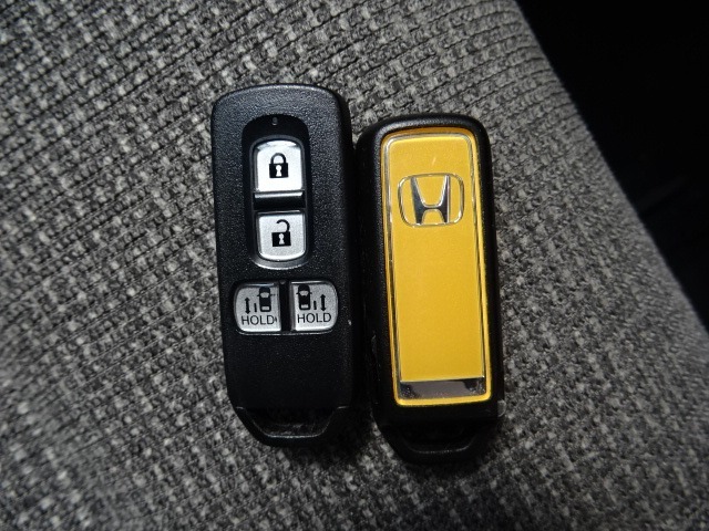 スマートキー付！キーを取り出さなくてもドアロックの施錠・開錠、エンジンの始動が出来ます！雨の日や荷物の多い日にとても便利ですね♪