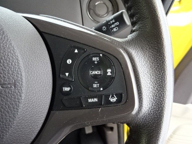 Hondaセンシングの機能のひとつ、アダプティブクルーズコントロール付！アクセルから足を離しても設定したスピードと前車との車間を保ち走行してくれます！車線維持もアシスト☆高速道路で疲労軽減ですね☆