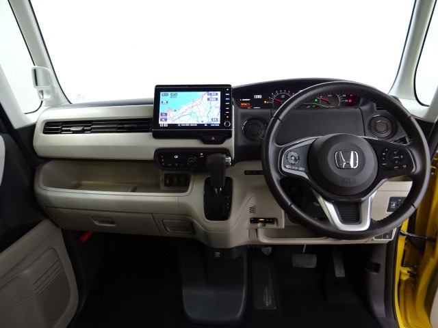 ドライバーを包み込むように、ディスプレーやスイッチ、コンソールを配置。座った瞬間から運転への期待が！空間そのものの心地よさにこだわっています。