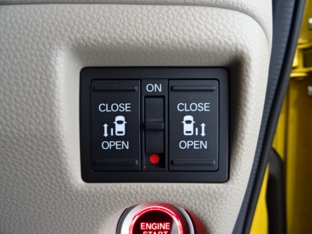 両側電動スライドドア！！荷物で手が塞がる時など簡単にドアの開閉が出来ます！何より力いらずで開閉OK！女性やお年寄りにも優しい♪電動機能はOFFにもできますから元気なお子様の駆け出しも安心！