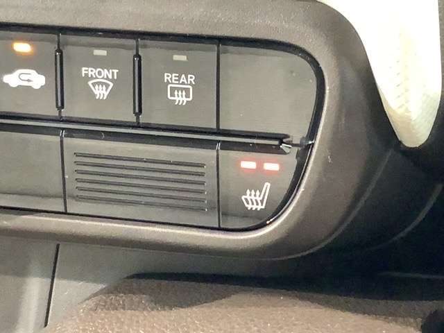 運転席にはシートヒーターが付いています！寒い日に便利な装備ですね。