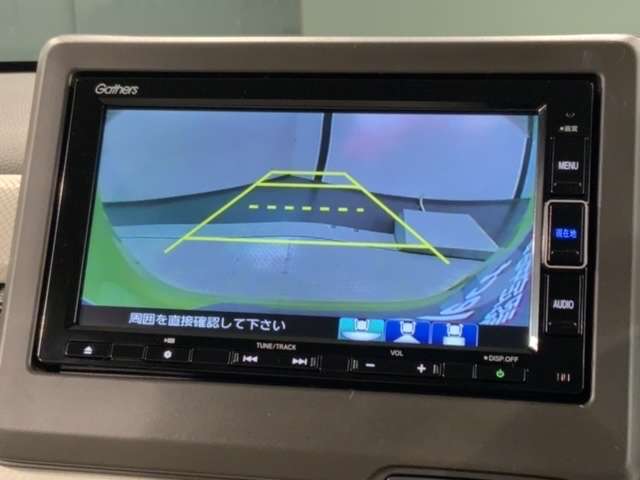 リバースギアに入れるだけで後方の表示へ切り替わります。夜間や雨の日の駐車も楽になりますよ。