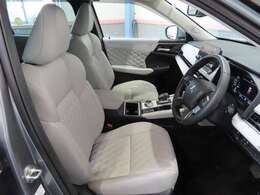 ゆったりサイズのフロントシートは長距離の運転でもドライバーの疲労を軽減してくれます！冬にはシートヒーターが役に立ちます！