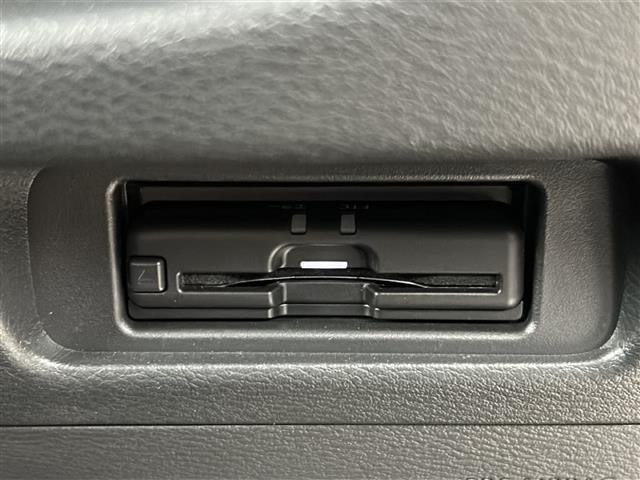 【ETC】有料道路を利用する際に料金所で停止することなく通過できる、ETC車載器（ノンストップ自動料金収受システム機器）が装備されています。セットアップを行うことで利用可能になります。