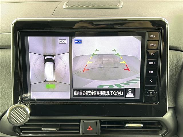 【アラウンドビューモニター】まるでクルマを真上から見下ろしたかのような視点で駐車をサポートします！クルマの斜め後ろや真横など、前後左右の4つのカメラの映像が合成されて、モニターに映し出されます。