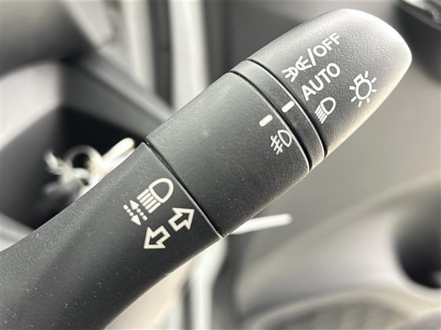 【オートライト（AUTO）】外の明るさをシステムが感知して、自動でヘッドライトが点灯します！ヘッドライトをつけ忘れを防ぐ便利機能です。